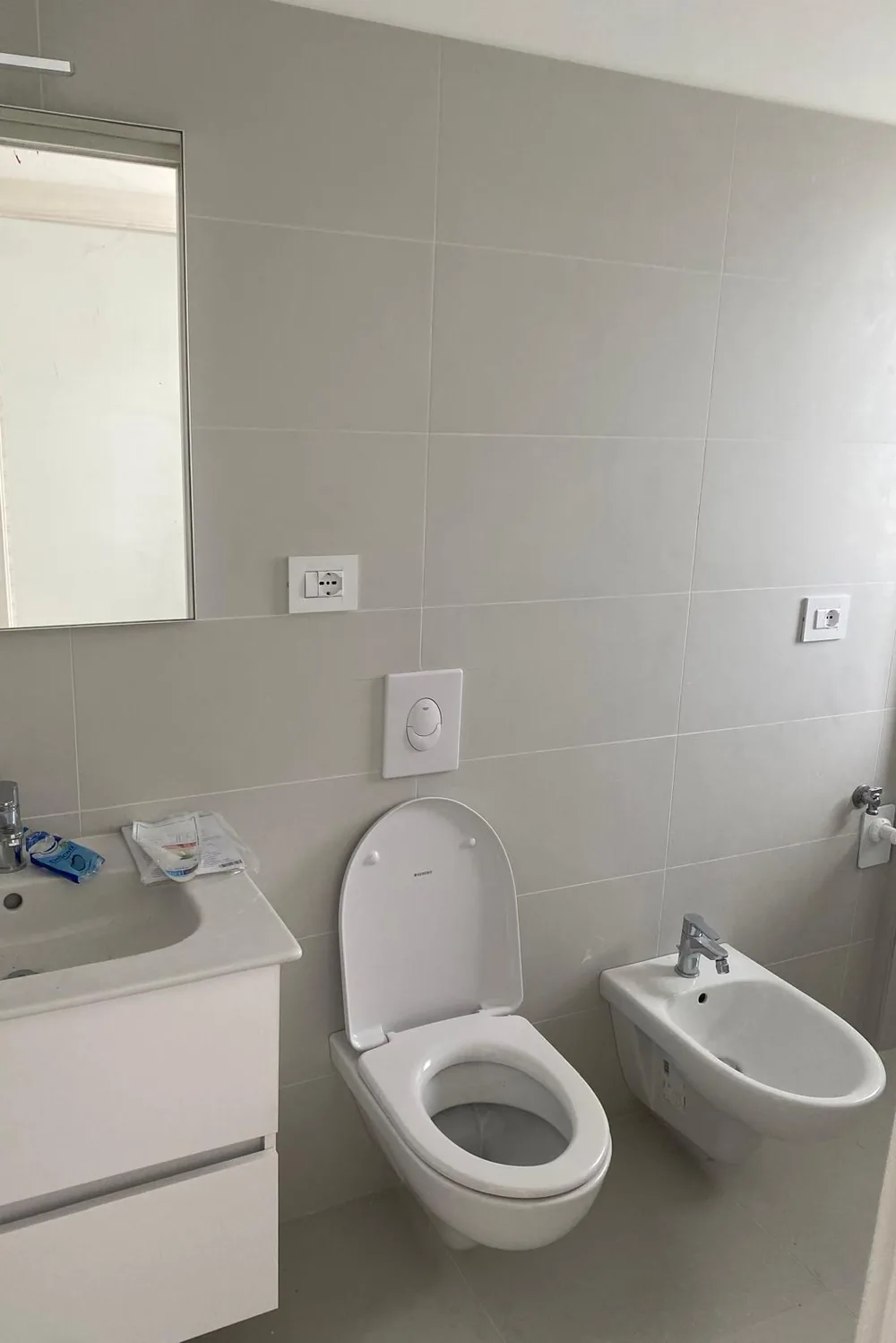 Bagno con sanitari sospesi